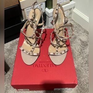 Valentino Garavani Poudre Rockstud Heels